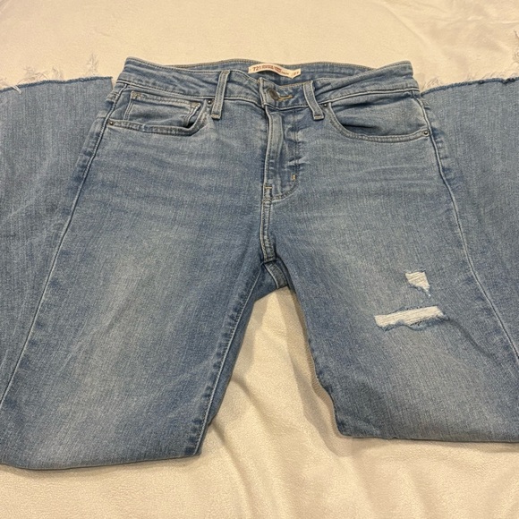 Levi’s Sz 27 Women's Light Blue Distressed Jeans - Picture 2 of 11